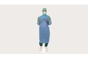 un medico che indossa un camice chirurgico BARRIER Universal